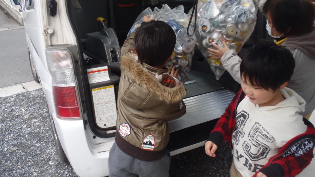 空き缶をリサイクルショップへ