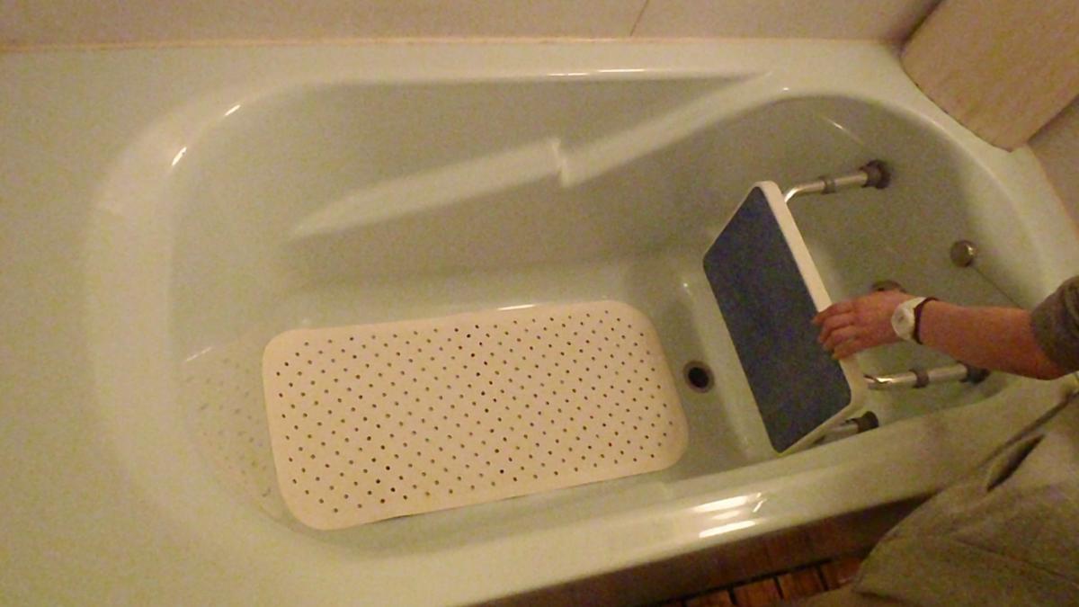 浴槽の中に座る。そして浴槽から出る。