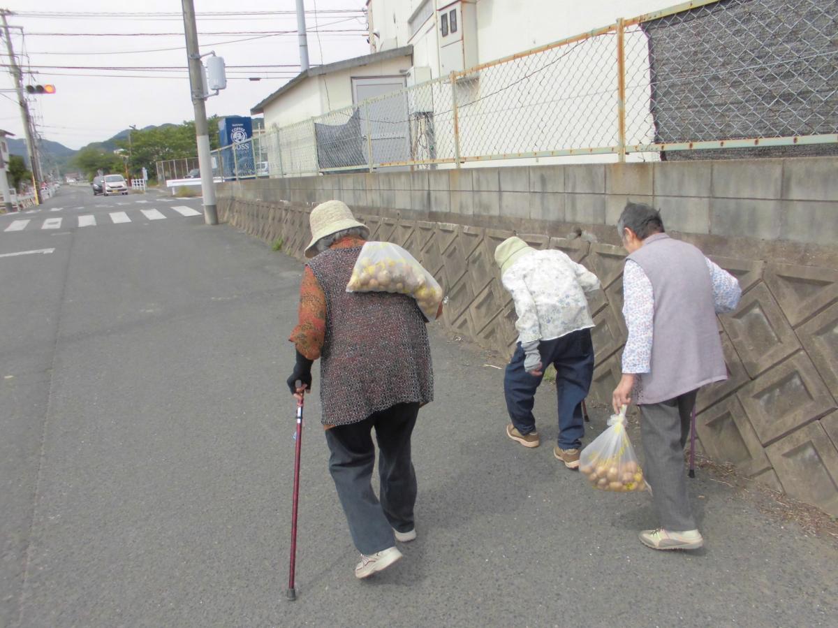 作物を持ち帰る姿を見て、作業療法士悩む。