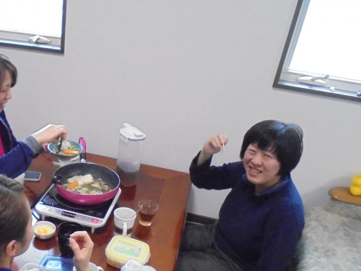 床に座って食べる日