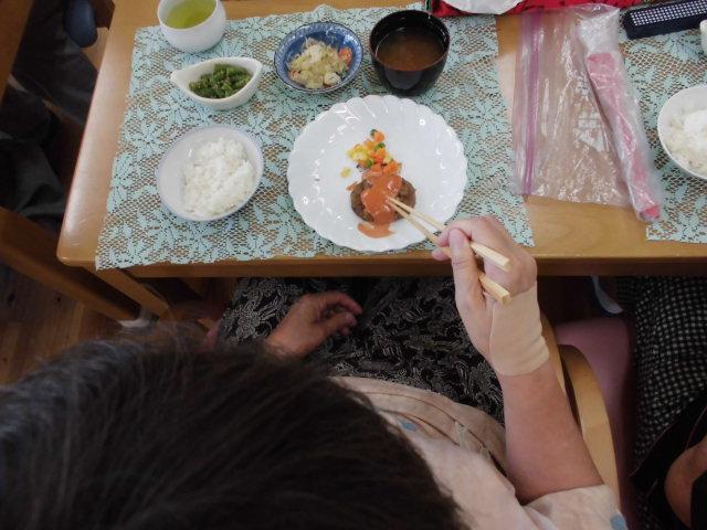右手でお箸を使って食事できます。