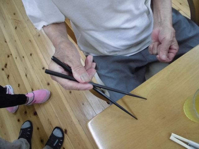 普通の箸はすぐに交差する。