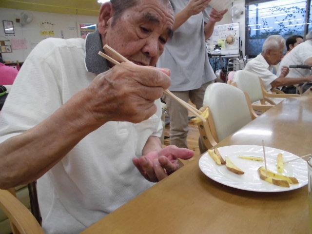 お手製の箸でも交差してしまう。