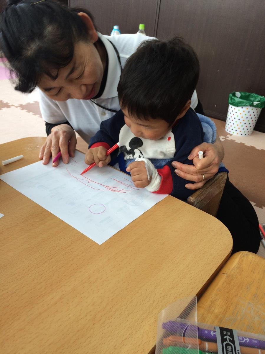 椅子に座ることが出来るようになってきました