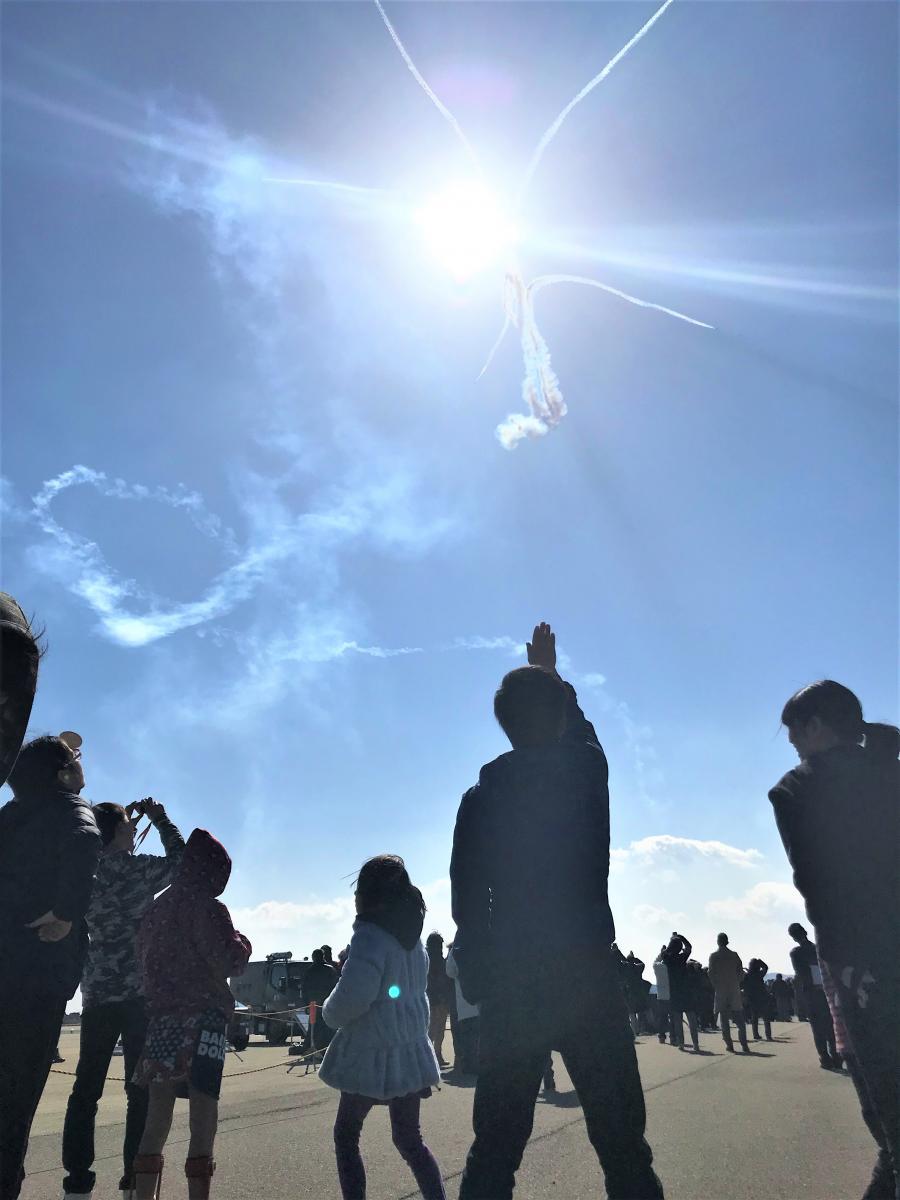 編隊飛行にくぎ付け
