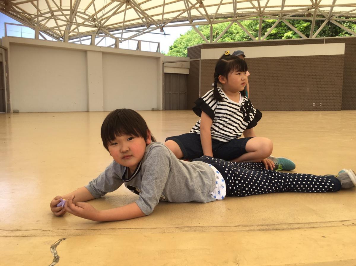 2人は仲良し"(-""-)"