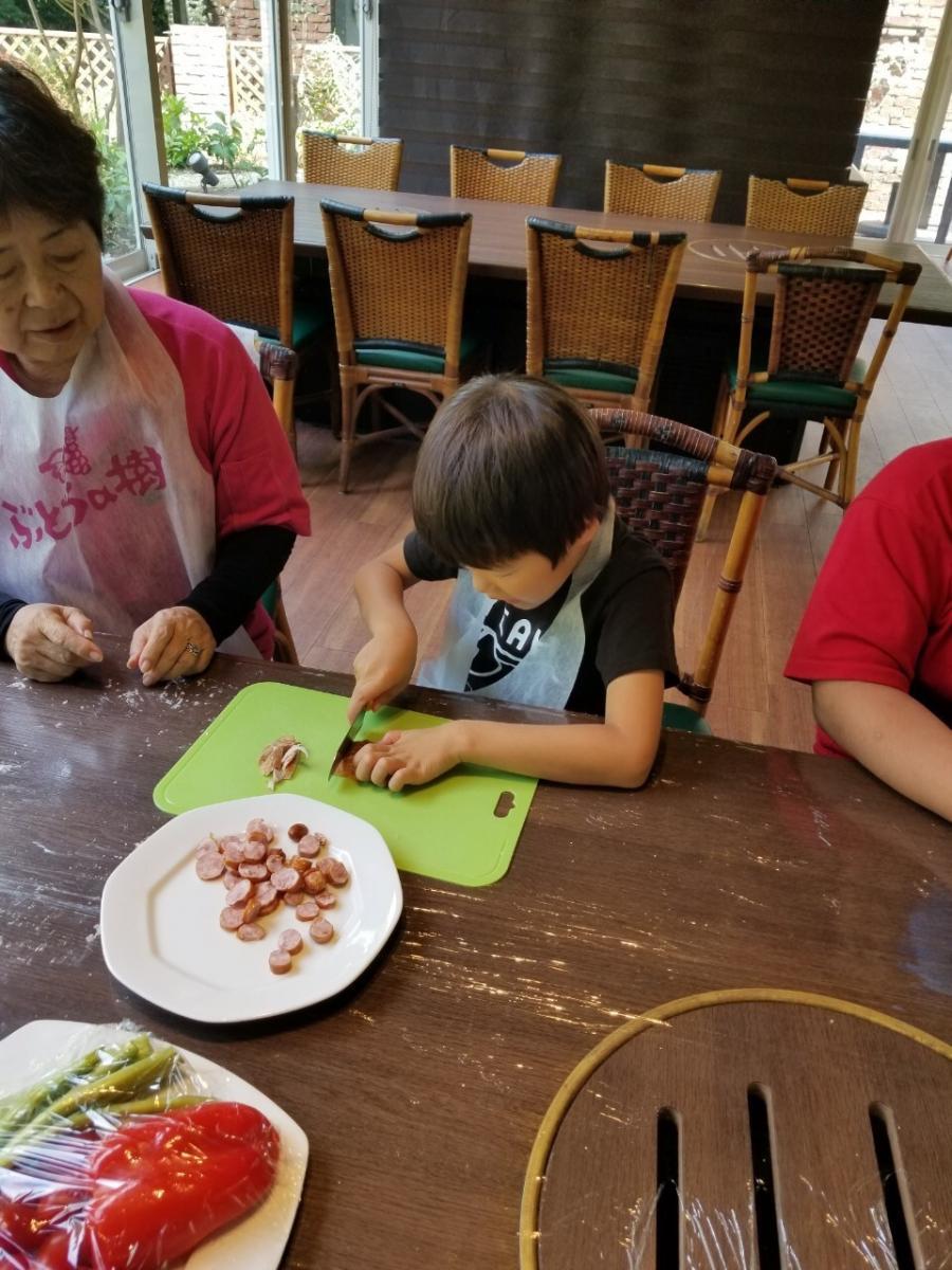食材を食べやすい形に切ります
