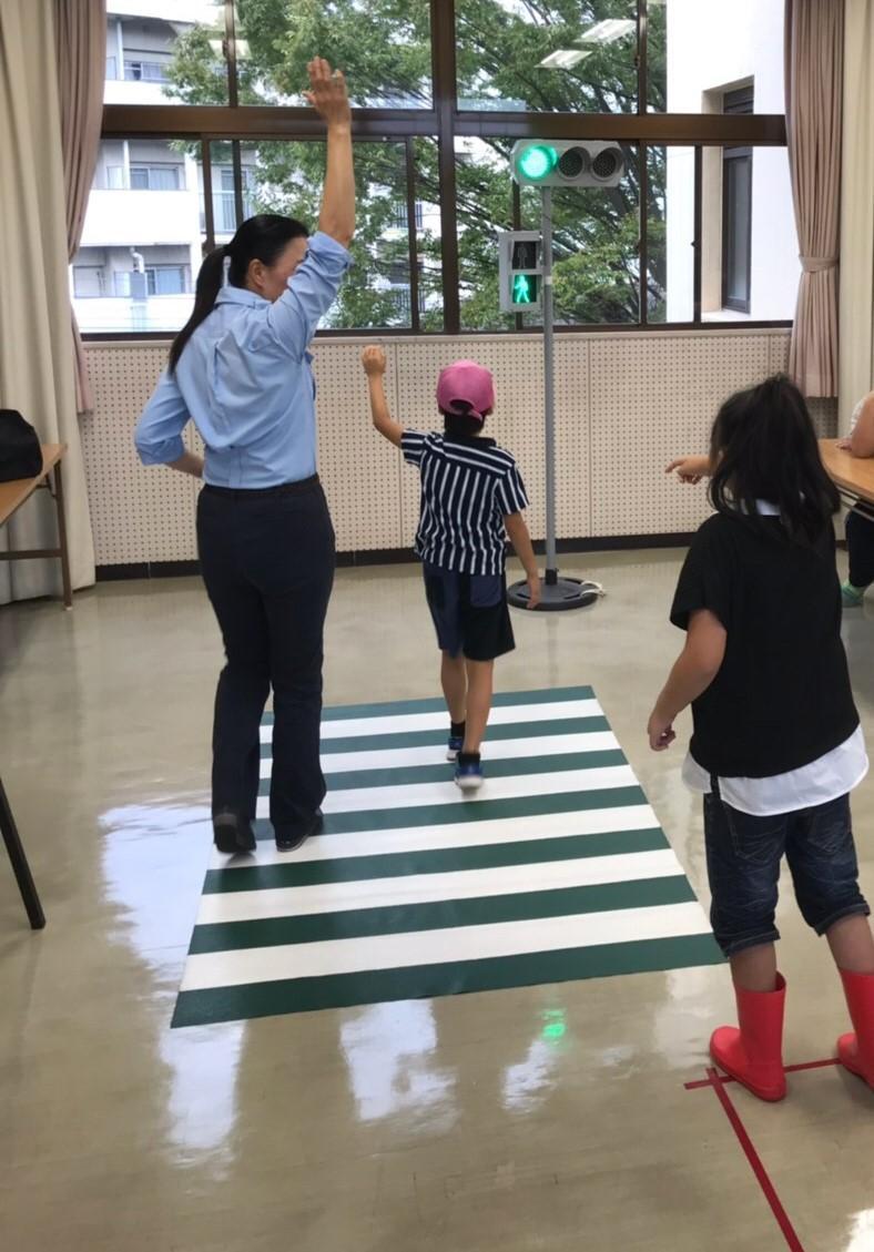 横断歩道は左右を見てわたりましょう！