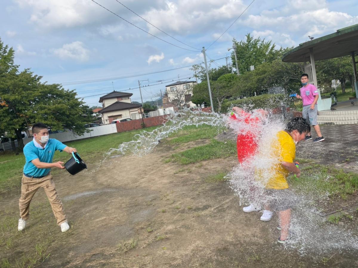 最後はみんなで水遊び